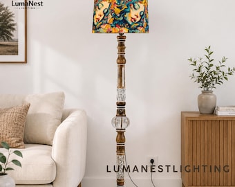 Handgemaakte houten vloerlamp met artistiek gezicht lampenkap uniek boho staand licht, esthetische hoeklamp, rustiek interieur