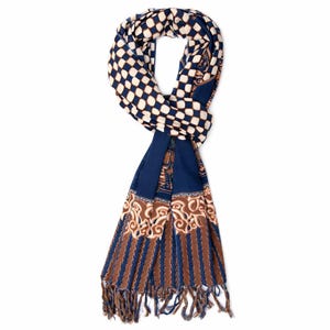 Può includere: Sciarpa fantasia nei toni blu navy, crema e marrone. Presenta un motivo a scacchi, disegni intricati e strisce verticali con frange alle estremità. Un accessorio versatile per diverse occasioni.