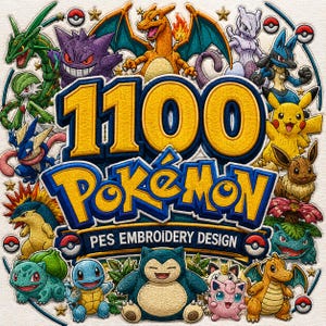 Op de afbeelding: Een geborduurd ontwerp met de tekst 1100 POKEMON PES EMBROIDERY DESIGN in geel en blauw, omringd door diverse kleurrijke Pokemon-personages waaronder Pikachu, Charizard, Snorlax en Bulbasaur, geaccentueerd met kleine sterren en Poke Balls.