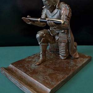 Uchwyt na długopisy Samurai Oda Nobunaga, stojak na długopisy, organizer na biurko, zegarek, telefon, tablet, rzeźba z brązu