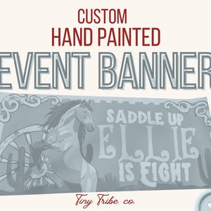 Puede incluir: Una pancarta rectangular para eventos con una ilustraci&oacute;n pintada a mano de un caballo, una rueda de carreta y cactus. El texto dice "SADDLE UP ELLIE IS EIGHT". La pancarta se muestra debajo del texto "CUSTOM HAND PAINTED EVENT BANNER" y sobre el logo "Tiny Tribe co."