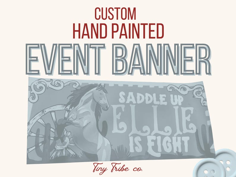 Puede incluir: Una pancarta rectangular para eventos con una ilustraci&oacute;n pintada a mano de un caballo, una rueda de carreta y cactus. El texto dice "SADDLE UP ELLIE IS EIGHT". La pancarta se muestra debajo del texto "CUSTOM HAND PAINTED EVENT BANNER" y sobre el logo "Tiny Tribe co."