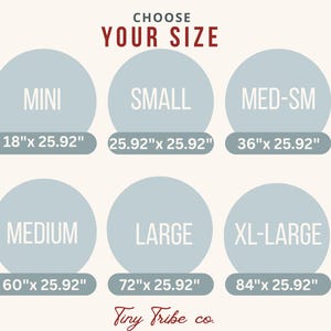 Puede incluir: Un gr&aacute;fico de tabla de tallas con el texto CHOOSE YOUR SIZE en la parte superior y Tiny Tribe co. en la parte inferior. Muestra seis c&iacute;rculos azul claro etiquetados MINI, SMALL, MED-SM, MEDIUM, LARGE y XL-LARGE con dimensiones en pulgadas: 18x25.92, 25.92x25.92, 36x25.92, 60x25.92, 72x25.92 y 84x25.92.