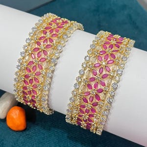 Conjunto de 6 pulseiras com rubi rosa, banhadas a ouro e com diamantes indianos e americanos. Ideal para presentear.