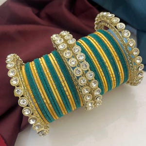 Rött sammetsarmbandsset för brudpar, Chura-armband i guld, matchande indiska armbandssmycken