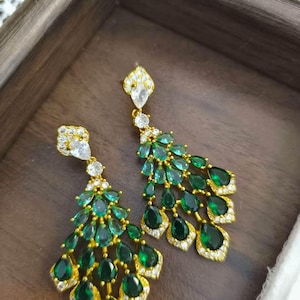 Pendientes colgantes verdes de lujo, pendientes llamativos dorados para bodas y fiestas, pendientes colgantes de circonita cúbica, regalo para ella.