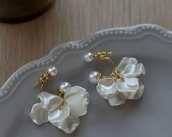 Elegante oorbellen met parelbloemen, bruidssieraden met witte bloembladen, romantische gouden accenten