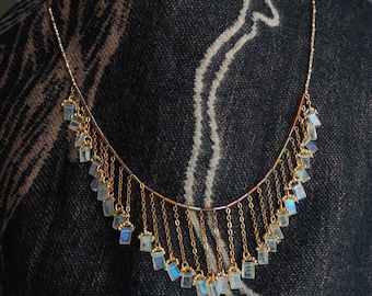 Handgemaakte blauwe flitsmaansteen franje, art-deco statement sieraden, vintage ketting