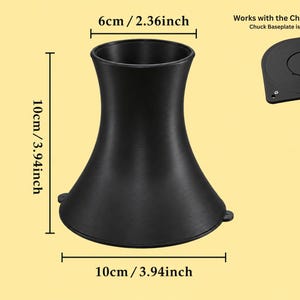 Pode incluir: Um componente preto em forma de funil com um diâmetro superior de 6 cm, um diâmetro de base de 10 cm e uma altura de 10 cm. É compatível com uma placa de base Chuck, não incluída. O texto diz: Works with the Chuck Baseplate.