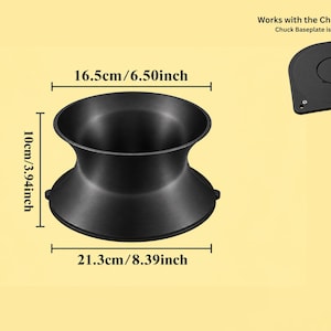 Pode incluir: Um acessório preto em forma de funil com uma base larga e abertura superior. As dimensões são 16,5 cm no topo, 21,3 cm na base e 10 cm de altura. É compatível com a placa de base Chuck, que não está incluída.