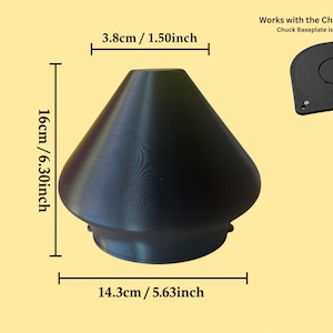 Könnte beinhalten: Ein schwarzes konisches Objekt mit einer Höhe von 16 cm und einer Basisbreite von 14,3 cm sowie einem oberen Durchmesser von 3,8 cm. Es enthält eine separate schwarze kreisförmige Grundplatte. Der Text lautet: Works with the Chuck Baseplate.