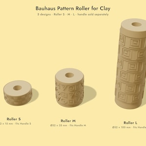 Może przedstawiać: Trzy beżowe cylindryczne wałki do wzorów w glinie, oznaczone jako Roller S, Roller M i Roller L. Tekst głosi: Bauhaus Pattern Roller for Clay, 5 designs, Roller S M L, handle sold separately. Wymiary to 32 mm średnicy na 15, 35 lub 100 mm.