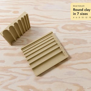 Peut inclure: Un outil de façonnage de perles en argile beige en plastique pour perles rondes en 7 tailles, comprenant une base à rainures parallèles et une pièce de pression assortie. L'outil indique les tailles 4, 6, 8, 10, 12, 15 et 20 mm pour les perles.