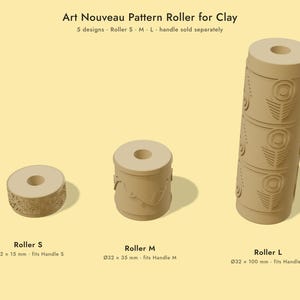 Pode incluir: Três rolos de padrão para argila de cor bege rotulados como Roller S, Roller M e Roller L. O texto diz: Art Nouveau Pattern Roller for Clay, 5 designs, Roller S M L, handle sold separately, Roller S Ø32 x 15 mm, Roller M Ø32 x 35 mm, Roller L Ø32 x 100 mm.