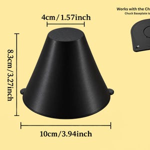 Könnte beinhalten: Ein schwarzes konisches Objekt mit flacher Oberseite und breiter Basis, das oben 4 cm, an der Basis 10 cm und in der Höhe 8,3 cm misst. Der Text lautet: Works with the Chuck Baseplate. Chuck Baseplate is not included.
