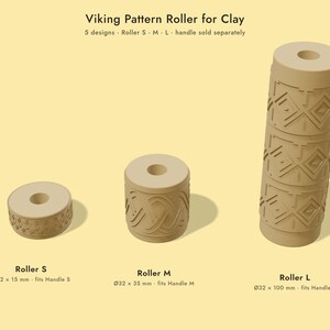 Op de afbeelding: Drie beige cilindrische klei-patroonrollen met het label Viking Pattern Roller for Clay. De maten zijn Roller S (32 x 15 mm), Roller M (32 x 35 mm) en Roller L (32 x 100 mm). Elke rol is voorzien van verschillende geometrische patronen.