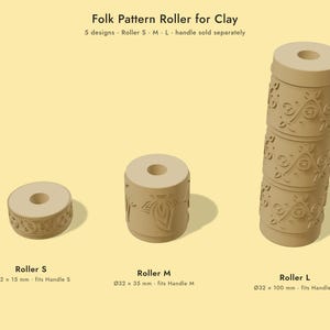 Pode incluir: Três rolos cilíndricos de argila bege rotulados como Roller S, Roller M e Roller L. Texto: Folk Pattern Roller for Clay, 5 designs, Roller S M L, handle sold separately. Dimensões: Roller S 32x15mm, M 32x35mm, L 32x100mm.