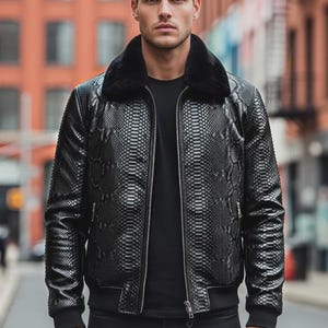 Handgefertigte schwarze Python Leder Bomberjacke Herren Lammkragen Slim Fit Luxus Streetwear