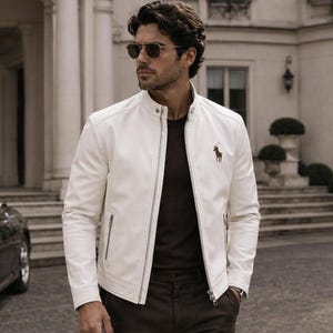 Chaqueta de cuero blanca para hombre hecha a mano con logo de Polo, corte ajustado.