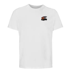 Può includere: T-shirt bianco con una piccola grafica colorata sul petto sinistro. La grafica raffigura un'auto nera in fiamme con dettagli arancioni e neri. La maglietta ha un classico girocollo e maniche corte.