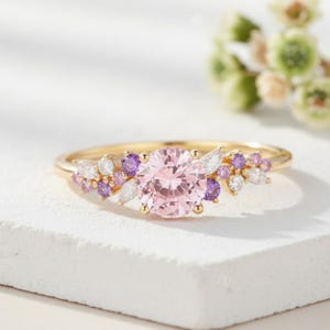 Anillo de zafiro rosa y amatista, anillo de múltiples piedras en racimo, anillo de bodas de oro, anillo de piedras preciosas de colores de corte redondo, joyería de piedra natal de estilo vintage
