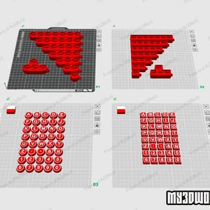 Pu&ograve; includere: Un set di lettere dell'alfabeto, numeri e forme rosse stampate in 3D. L'immagine mostra varie disposizioni dei pezzi, tra cui una grande forma a lettera 'K' e un set completo di alfabeto. Il testo "MY3DWORLD" &egrave; visibile.