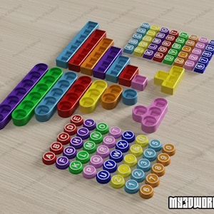 Pu&ograve; includere: Un colorato set di giocattoli educativi con blocchi di lettere e numeri, barre colorate abbinate e altre forme geometriche. Il testo "MY3DWORLD" &egrave; visibile.