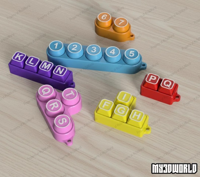 Pu&ograve; includere: Una collezione di tasti di tastiera giocattolo in plastica colorata. I tasti sono in vari colori, tra cui viola, blu, giallo, arancione e rosso. Alcuni tasti hanno lettere, altri numeri. I tasti sono disposti su una superficie chiara con venature del legno.
