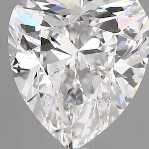 Könnte beinhalten: Nahaufnahme eines birnenförmigen Diamanten. Der Diamant ist klar und farblos, mit vielen Facetten, die das Licht reflektieren. Die Form ist eine abgerundete Spitze unten und eine abgerundete Oberseite.