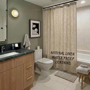 Può includere: Un set di tre tazze in ceramica con finitura opaca e macchiettata. Le tazze sono nei toni del crema, grigio chiaro e grigio scuro. Ogni tazza ha un design semplice e minimalista e un manico arrotondato. Per caffè o tè.
