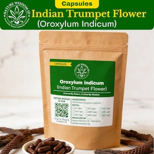 Op de afbeelding: Een bruine papieren zak met capsules van de Indiase Trompetbloem, met het label "Oroxylum indicum". Het groene label bevat de tekst "Capsules" en "Nature Wisdom ID". Een kleine kom met capsules staat voor de zak.