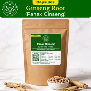 Op de afbeelding: Een bruine papieren zak met de tekst "Capsules" en "Ginseng Root (Panax Ginseng)". Een groen label geeft productdetails, waaronder "Panax Ginseng (Ginseng Root)" en "100% Pure Panax Ginseng". Capsules en ginsengwortels staan op de voorgrond.