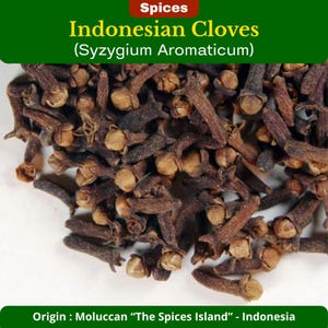 Pode incluir: Close-up de cravinhos-da-índia indonésios, uma especiaria, com uma cor castanha escura. A imagem inclui o texto "Especiarias" e "Cravinhos-da-índia indonésios (Syzygium Aromaticum)". Origem: Molucas "The Spices Island" - Indonésia.