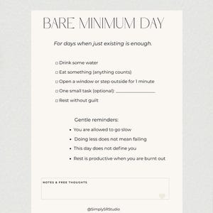 Puede incluir: Una impresión beige minimalista con el texto "Low energy friendly" y "BARE MINIMUM DAY". La impresión incluye una lista de recordatorios suaves y un espacio para notas. El tema es el autocuidado y el descanso.