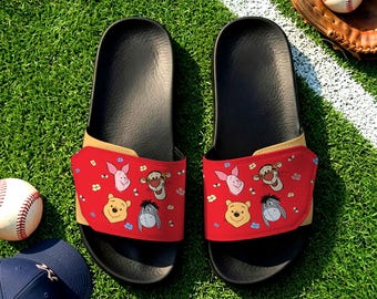 Sandalias unisex con estampado de personajes de Winnie the Pooh y cierre de velcro.