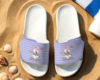 Pantuflas tipo chanclas unisex personalizadas con diseño de patito margarita morado.
