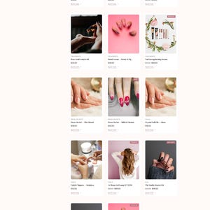 Peut inclure: Page web "Shop" de Polish Studio, pr&eacute;sentant des produits de soins des ongles. La page pr&eacute;sente des images d'ongles manucur&eacute;s, d'outils pour les ongles et d'articles connexes. La palette de couleurs est rose clair et blanche, avec les noms et prix des produits.