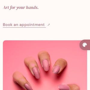 Peut inclure: L'image pr&eacute;sente une main avec cinq ongles peints d'une couleur mauve clair unie sur un fond rose. Les ongles sont longs et de forme ovale. Le texte "Polish Studio" est en haut, avec le slogan "Art for your hands."