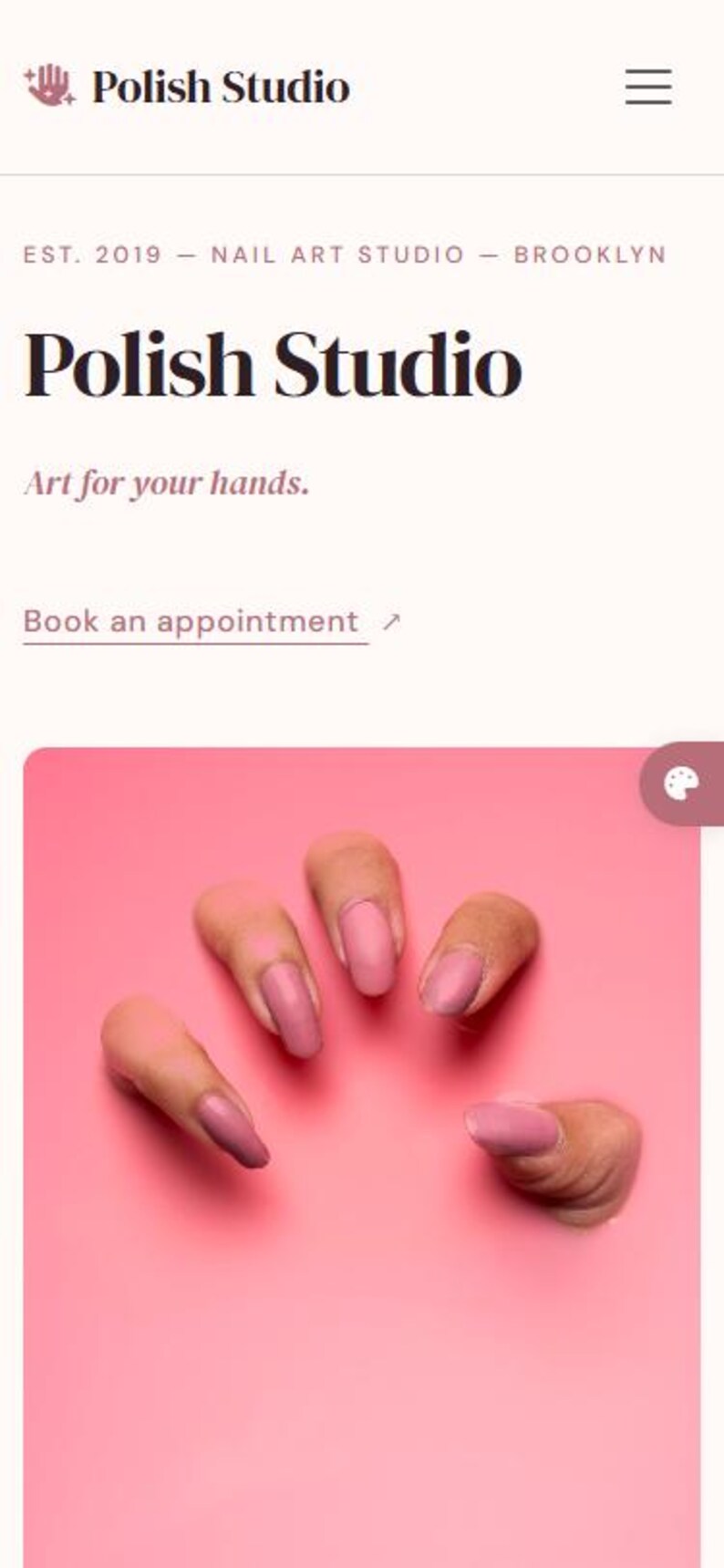 Peut inclure: L'image pr&eacute;sente une main avec cinq ongles peints d'une couleur mauve clair unie sur un fond rose. Les ongles sont longs et de forme ovale. Le texte "Polish Studio" est en haut, avec le slogan "Art for your hands."