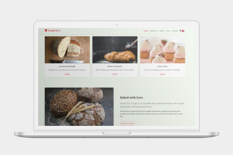 K&ouml;nnte beinhalten: Ein Laptop-Bildschirm zeigt eine B&auml;ckerei-Website mit Bildern von Sauerteigbrot, Croissants und Beeren-T&ouml;rtchen. Die Website enth&auml;lt den Text "Baked with Love" und Produktbeschreibungen.