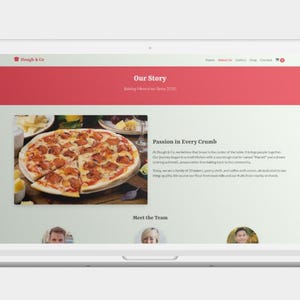 K&ouml;nnte beinhalten: Ein Laptop zeigt die Website von Dough & Co mit einer Pizza mit Belag. Die Website hat eine rote Kopfzeile mit den Worten "Our Story" und "Passion in Every Crumb". Der Laptop steht auf einer wei&szlig;en Oberfl&auml;che.