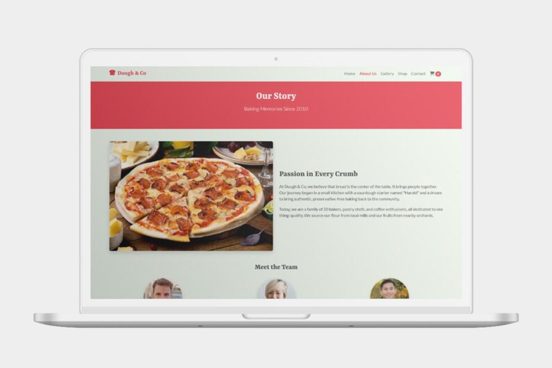 K&ouml;nnte beinhalten: Ein Laptop zeigt die Website von Dough & Co mit einer Pizza mit Belag. Die Website hat eine rote Kopfzeile mit den Worten "Our Story" und "Passion in Every Crumb". Der Laptop steht auf einer wei&szlig;en Oberfl&auml;che.