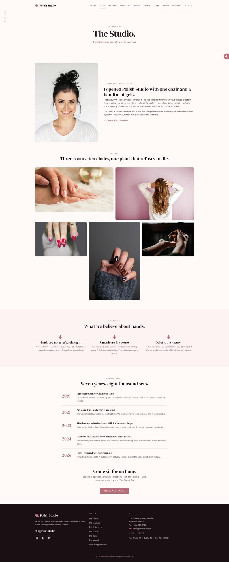 Peut inclure: Site web de Polish Studio, un salon de manucure. La page pr&eacute;sente un portrait de femme, des images de mains manucur&eacute;es et du texte sur l'histoire et la philosophie du studio. Le design est minimaliste avec une palette de couleurs douces.