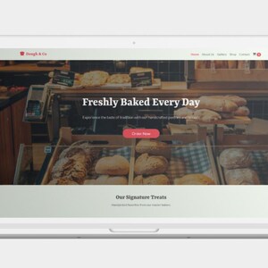 K&ouml;nnte beinhalten: Ein Laptop-Bildschirm zeigt eine B&auml;ckerei-Website mit dem Text "Freshly Baked Every Day". Die Website zeigt Bilder von Brot und Geb&auml;ck. Ein roter "Order Now"-Button ist sichtbar.
