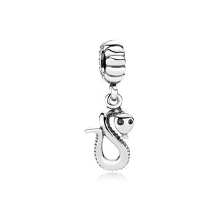 Peut inclure: Un charm en argent représentant un serpent stylisé. Le corps du charm est enroulé, avec une tête détaillée, suspendu à une perle côtelée. Les yeux du serpent sont petits, sombres et ronds. Idéal pour bracelets et colliers.