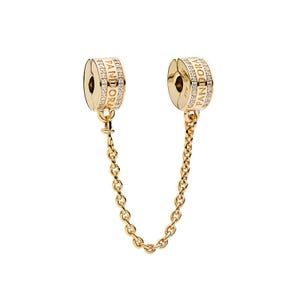 Può includere: Catena di sicurezza per charm Pandora dorata. Due chiusure rotonde con il logo Pandora e piccole pietre trasparenti sono collegate da una sottile catena. Progettata per proteggere un bracciale.