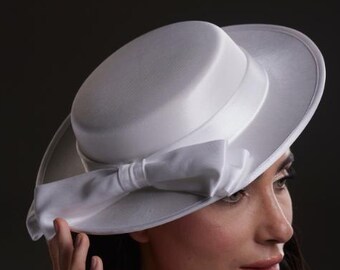 Elegant White Fascinator Hat for Women, Luxury Bridal Hat, Satin Bow Wedding Guest Hat, Ascot Tea Party Hat, Vintage Style Formal Headpiece
