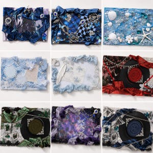 Puede incluir: Nueve piezas de arte decorativas rectangulares, cada una con diseños de técnica mixta. Las piezas muestran varios temas con adornos como cintas, encajes, conchas marinas y elementos vintage. Los colores incluyen azules, verdes, morados y rojos, con algunos discos de vinilo.