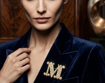 Broche con la letra M de cristal brillante, broche de monograma de oro de lujo, regalo de joyería para el Día de la Madre, elegante regalo de aniversario para ella.
