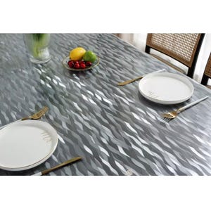 Könnte beinhalten: Ein Esstisch-Set mit einer grau gemusterten Tischdecke, weißen Tellern mit goldenen Rändern und goldenem Besteck. Ein kleiner Teller mit Obst und eine Vase mit Blumen stehen ebenfalls auf dem Tisch. Auf den Tellern steht das Wort "mr".